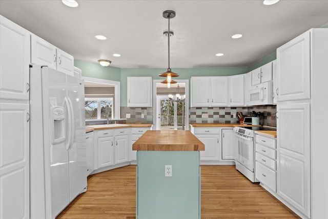 4413 Magna Vista DRIVE, Jackson, WI 53037