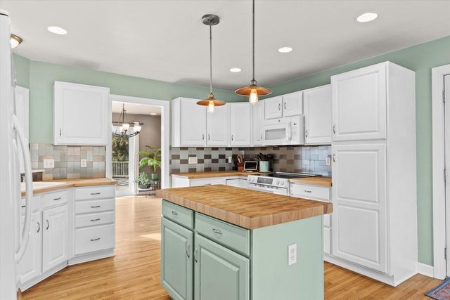 4413 Magna Vista DRIVE, Jackson, WI 53037