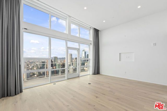 230 W Olympic Boulevard PH 3, Los Angeles, CA 90015