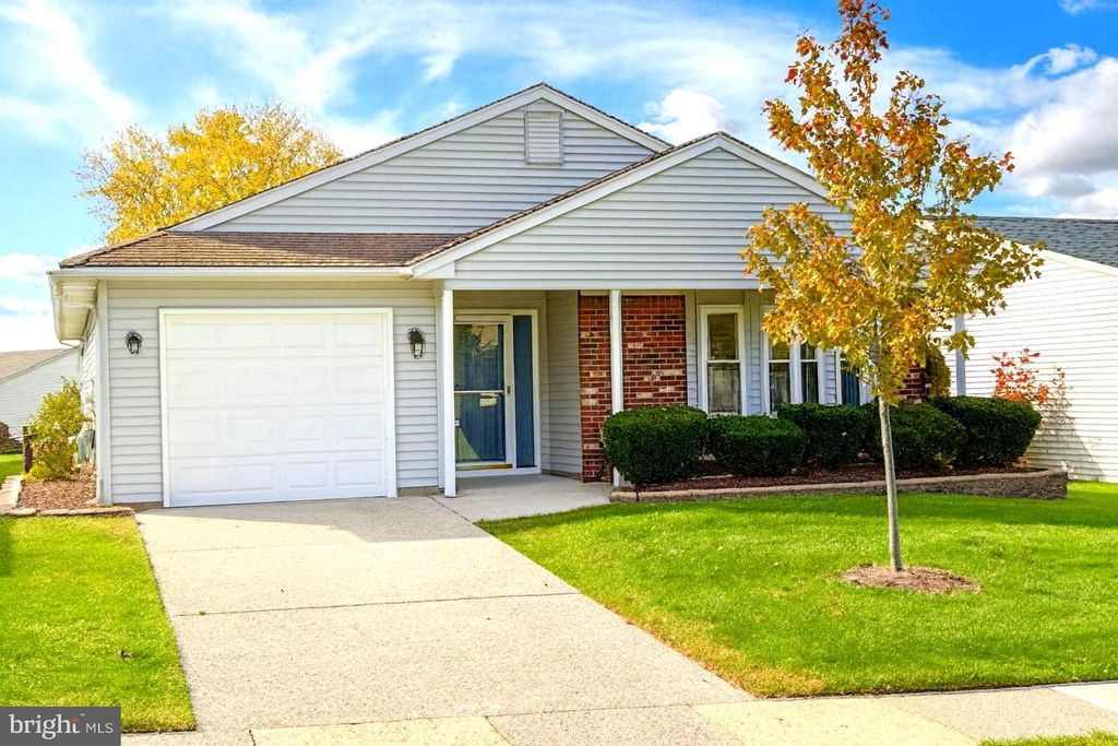 3 DEEP HOLLOW LN N, Columbus, NJ 08022