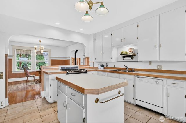 211 S Welcome Slough Road, Cathlamet, WA 98612