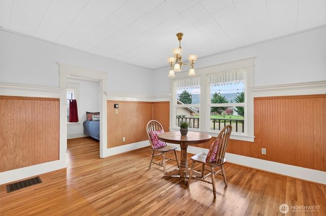 211 S Welcome Slough Road, Cathlamet, WA 98612