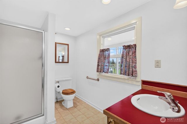 211 S Welcome Slough Road, Cathlamet, WA 98612