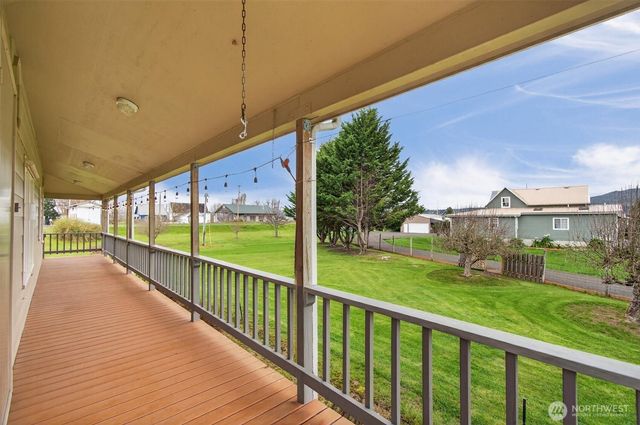 211 S Welcome Slough Road, Cathlamet, WA 98612