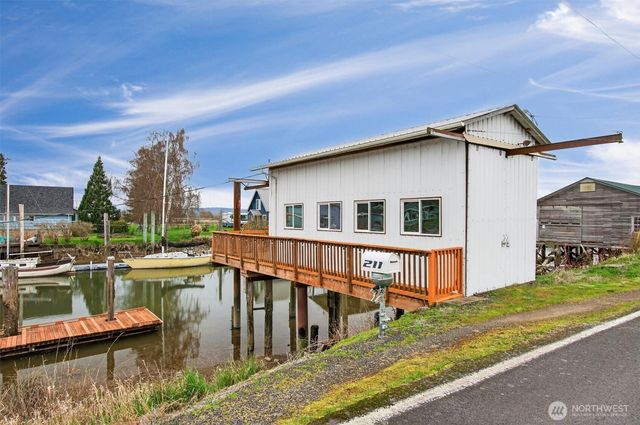 211 S Welcome Slough Road, Cathlamet, WA 98612