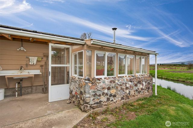 211 S Welcome Slough Road, Cathlamet, WA 98612