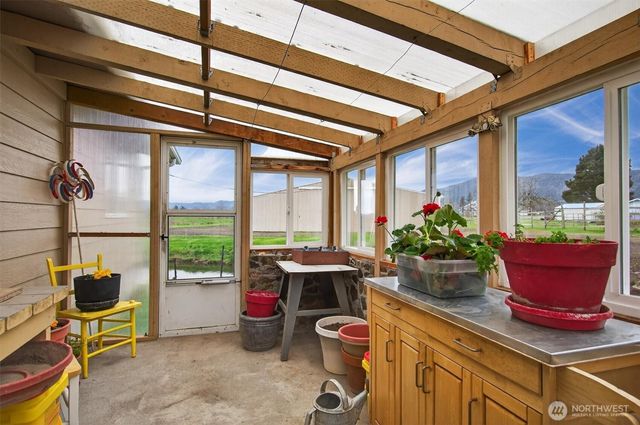 211 S Welcome Slough Road, Cathlamet, WA 98612