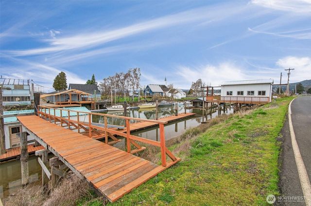 211 S Welcome Slough Road, Cathlamet, WA 98612