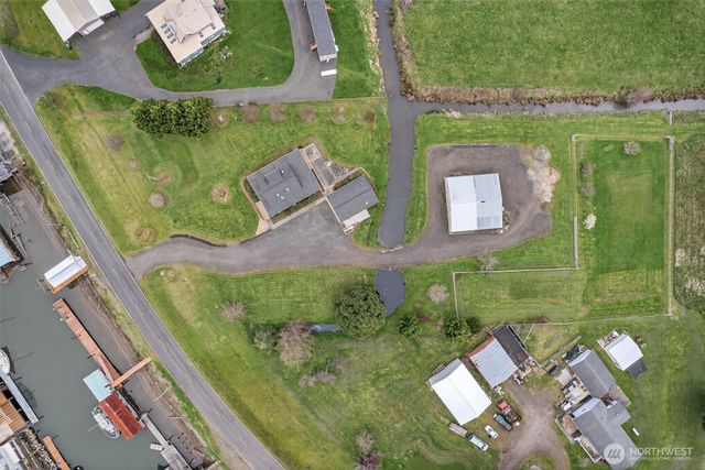 211 S Welcome Slough Road, Cathlamet, WA 98612