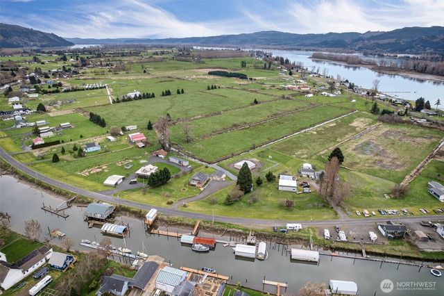 211 S Welcome Slough Road, Cathlamet, WA 98612