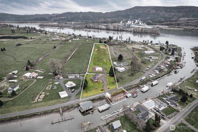 211 S Welcome Slough Road, Cathlamet, WA 98612