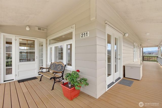 211 S Welcome Slough Road, Cathlamet, WA 98612