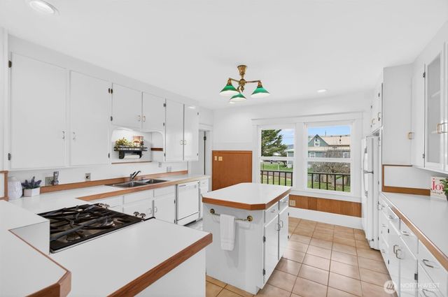 211 S Welcome Slough Road, Cathlamet, WA 98612