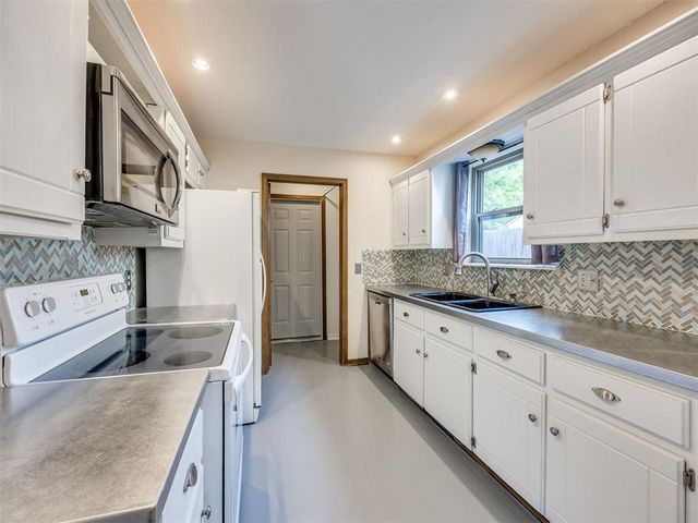 2021 Foxfire Road, Edmond, OK 73003