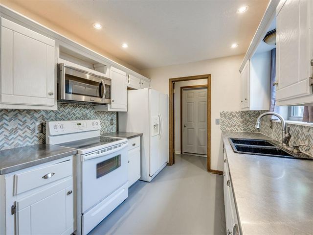2021 Foxfire Road, Edmond, OK 73003
