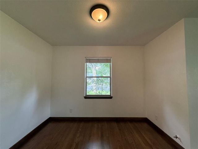 2016 N Tinsley Street, Angleton, TX 77515