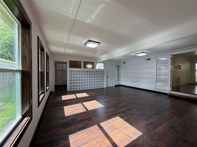 2016 N Tinsley Street, Angleton, TX 77515
