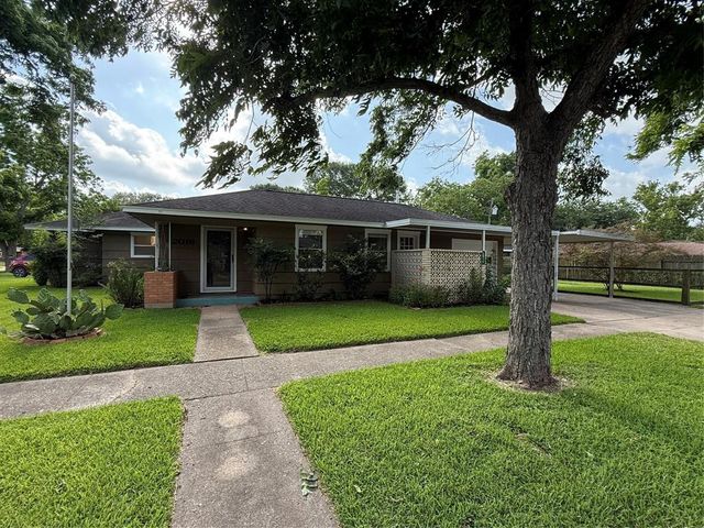 2016 N Tinsley Street, Angleton, TX 77515