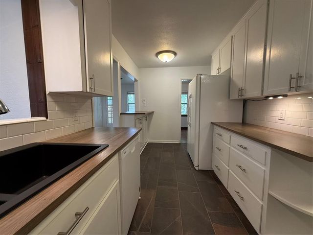 2016 N Tinsley Street, Angleton, TX 77515