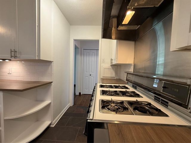 2016 N Tinsley Street, Angleton, TX 77515