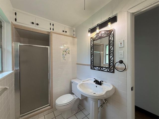 2016 N Tinsley Street, Angleton, TX 77515
