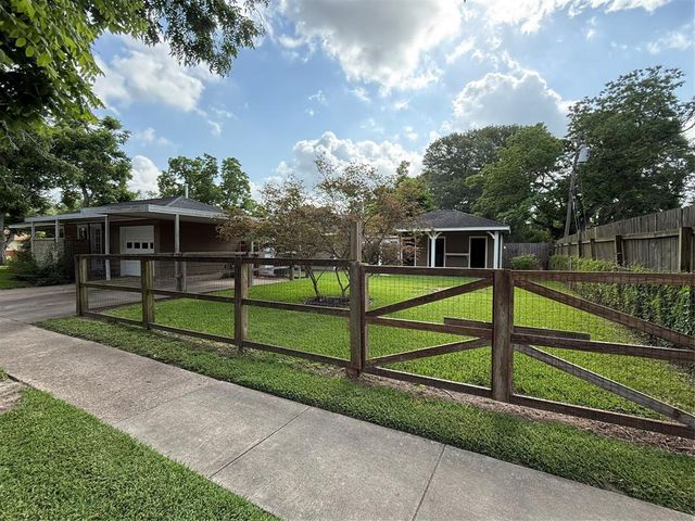2016 N Tinsley Street, Angleton, TX 77515