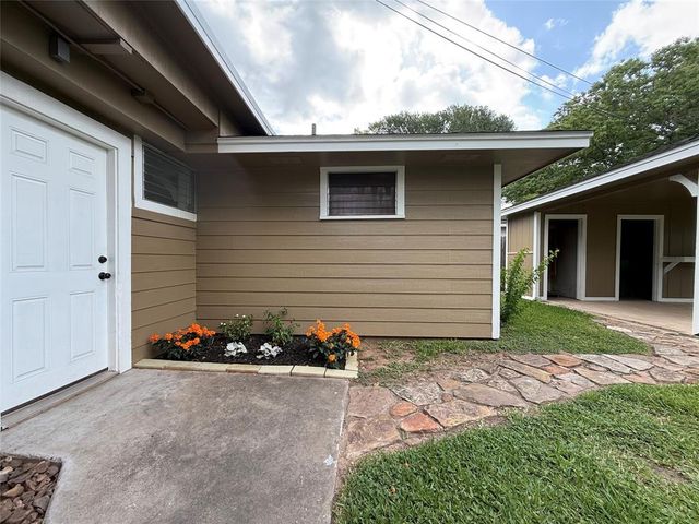 2016 N Tinsley Street, Angleton, TX 77515