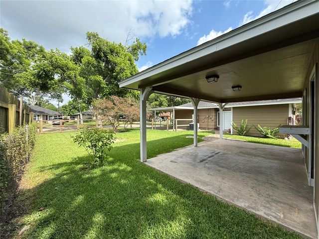 2016 N Tinsley Street, Angleton, TX 77515