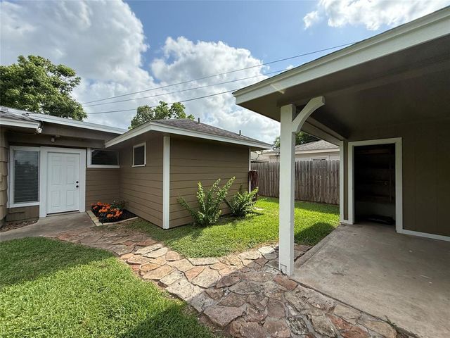 2016 N Tinsley Street, Angleton, TX 77515