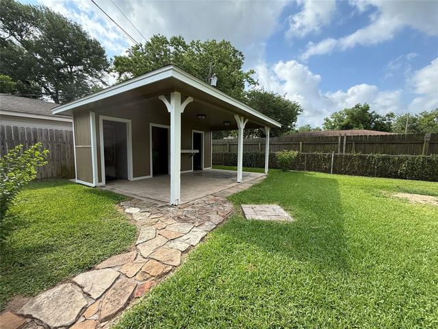 2016 N Tinsley Street, Angleton, TX 77515