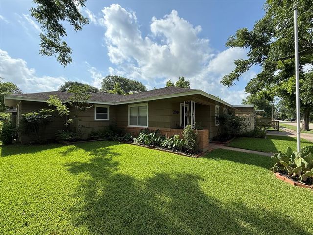2016 N Tinsley Street, Angleton, TX 77515