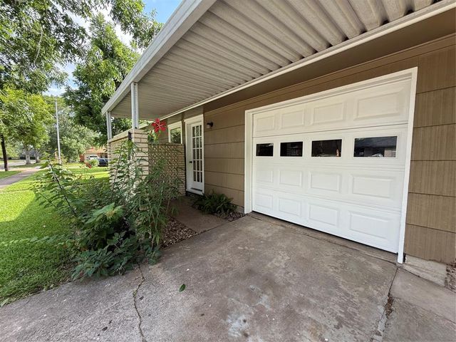 2016 N Tinsley Street, Angleton, TX 77515