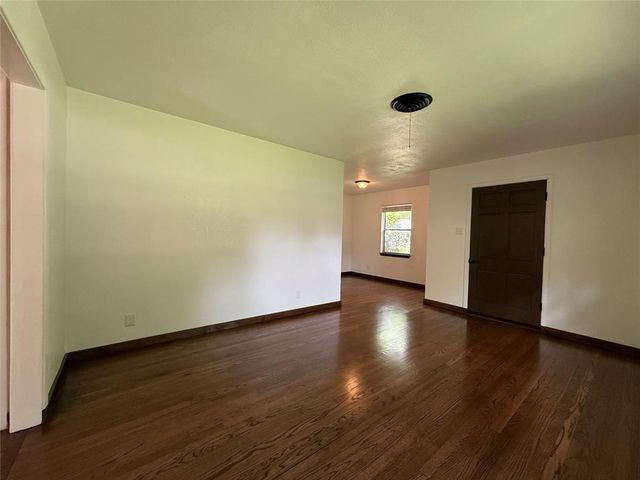 2016 N Tinsley Street, Angleton, TX 77515