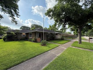 2016 N Tinsley Street, Angleton, TX 77515
