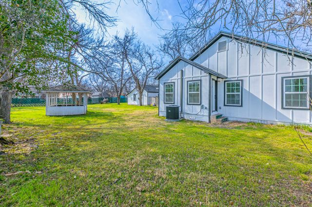 1026 La Clede Street, Bellmead, TX 76705