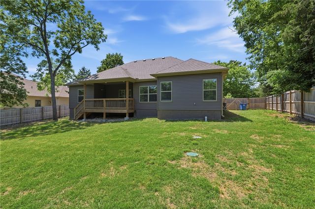 17 Holcombe Lane, Bella Vista, AR 72714