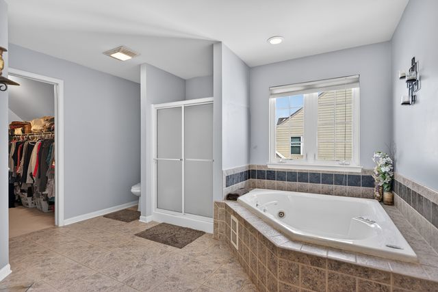 1823 Kings Gate Lane, Crystal Lake, IL 60014