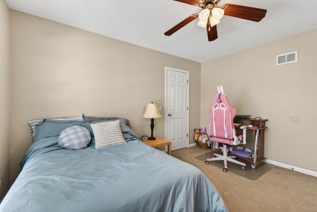 1823 Kings Gate Lane, Crystal Lake, IL 60014