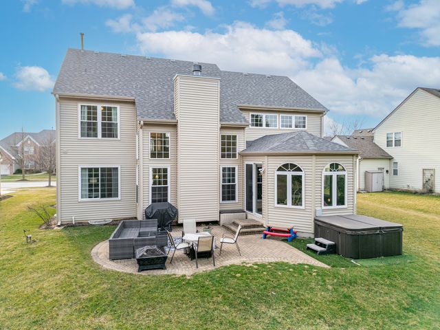 1823 Kings Gate Lane, Crystal Lake, IL 60014