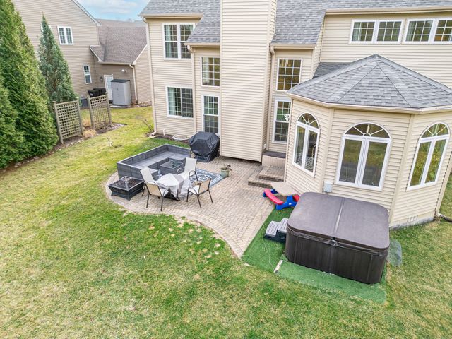 1823 Kings Gate Lane, Crystal Lake, IL 60014