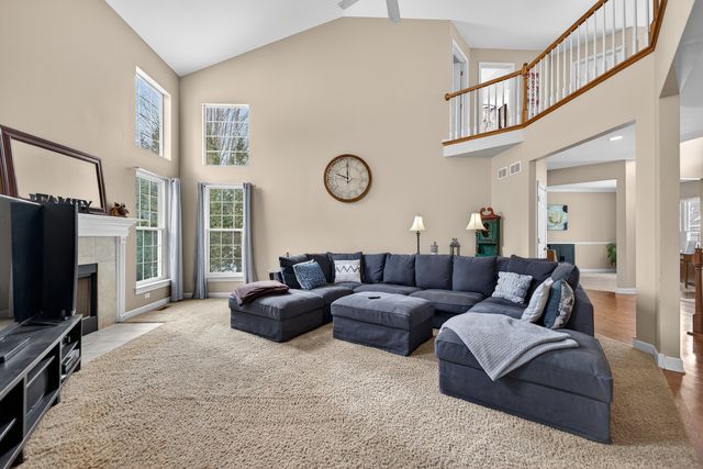 1823 Kings Gate Lane, Crystal Lake, IL 60014