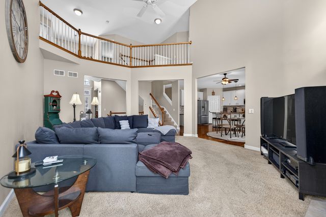 1823 Kings Gate Lane, Crystal Lake, IL 60014