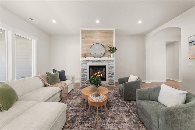 3405 E Yearling Rd, Chattaroy, WA 99003
