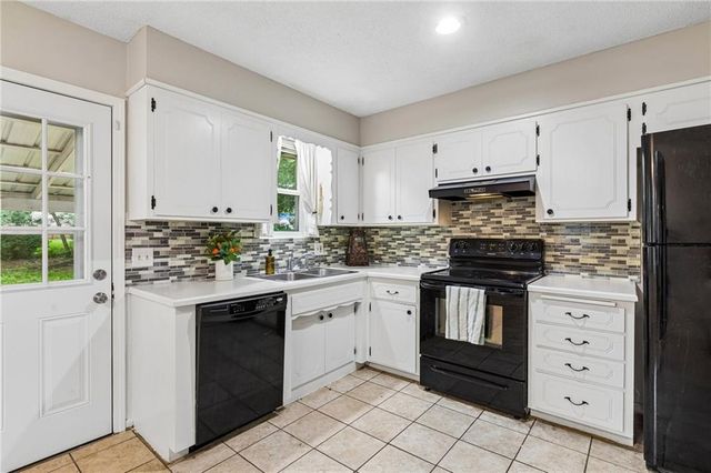 515 S Cardinal Drive, Olathe, KS 66062