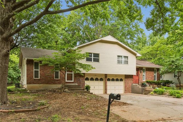 515 S Cardinal Drive, Olathe, KS 66062