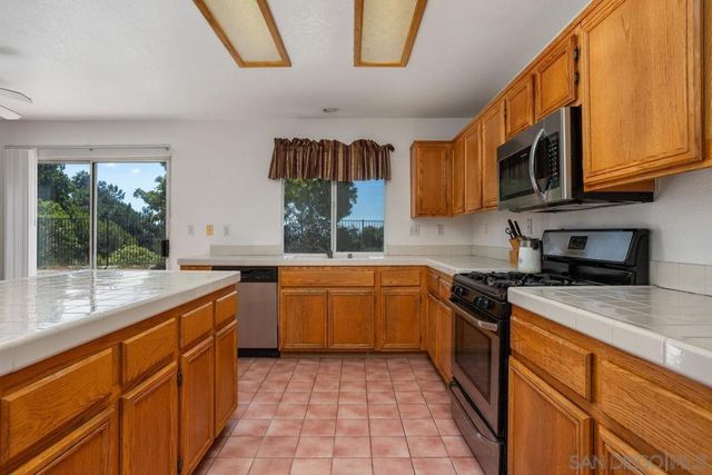 408 Shadow Tree Dr, Oceanside, CA 92058