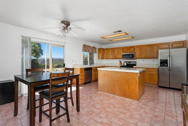 408 Shadow Tree Dr, Oceanside, CA 92058