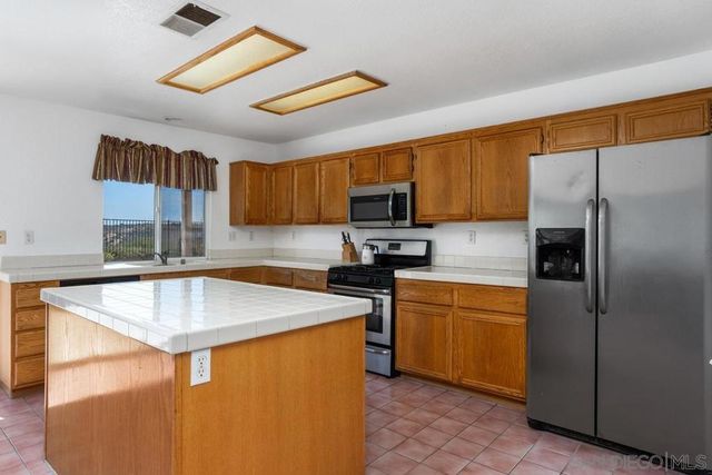 408 Shadow Tree Dr, Oceanside, CA 92058