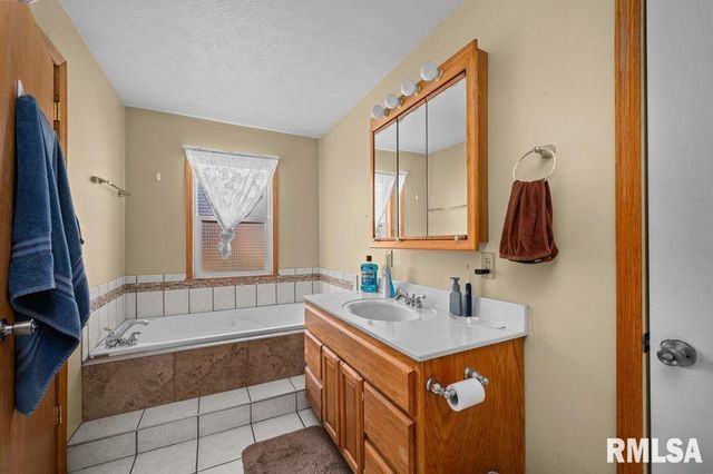 1115 35TH Avenue Court, East Moline, IL 61265