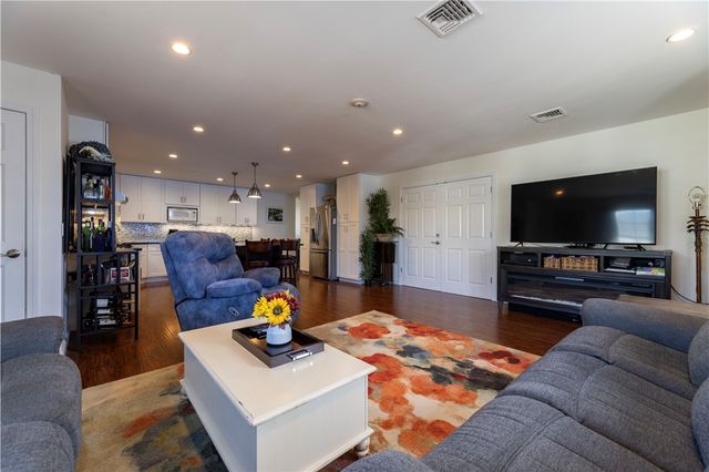 14 Clinton Avenue 3, Jamestown, RI 02835